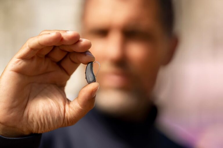 Man holding a Signia IX hearing aid